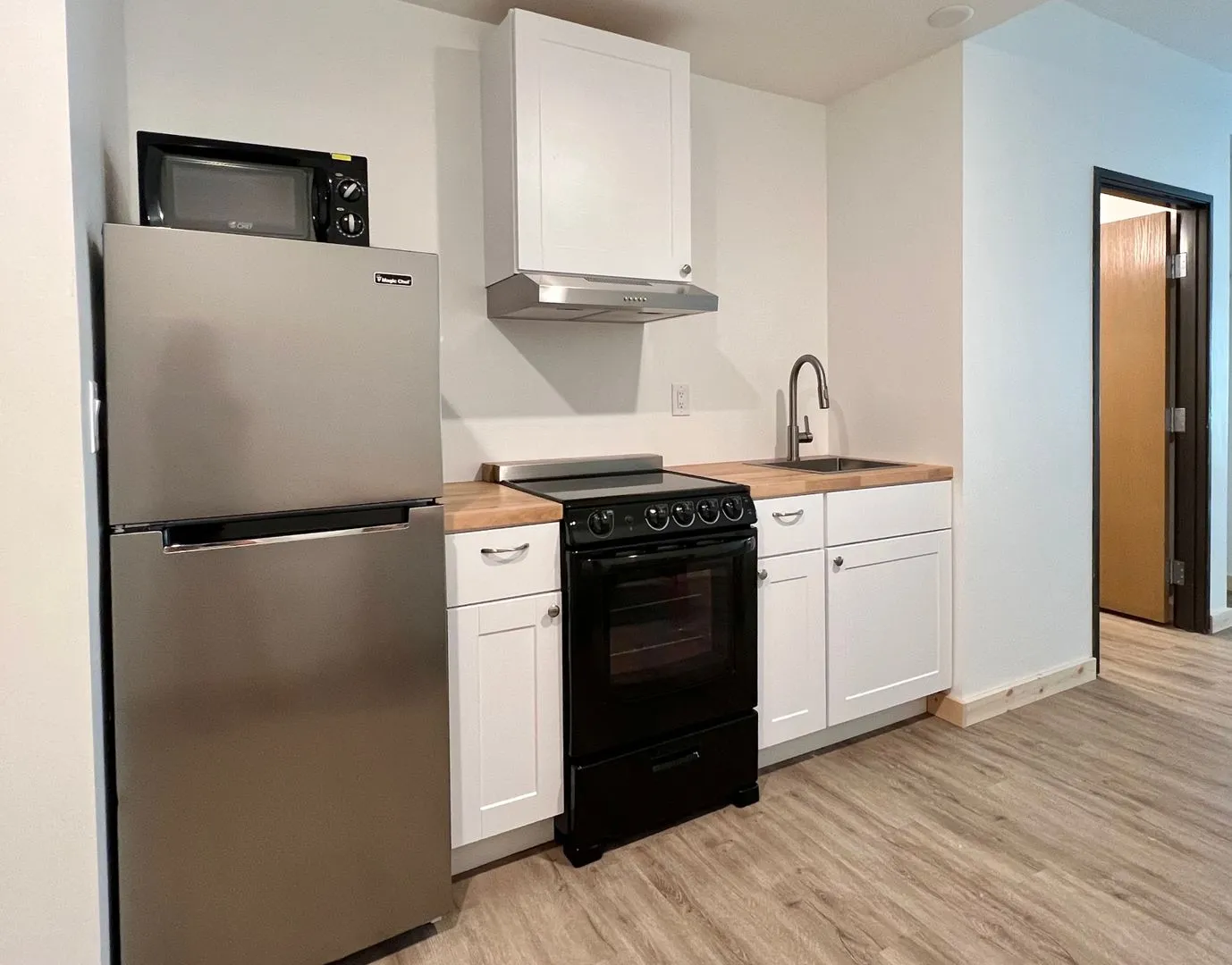Large Studio Apartment - Stretch out, Settle in! All Utilities & Internet Included.
