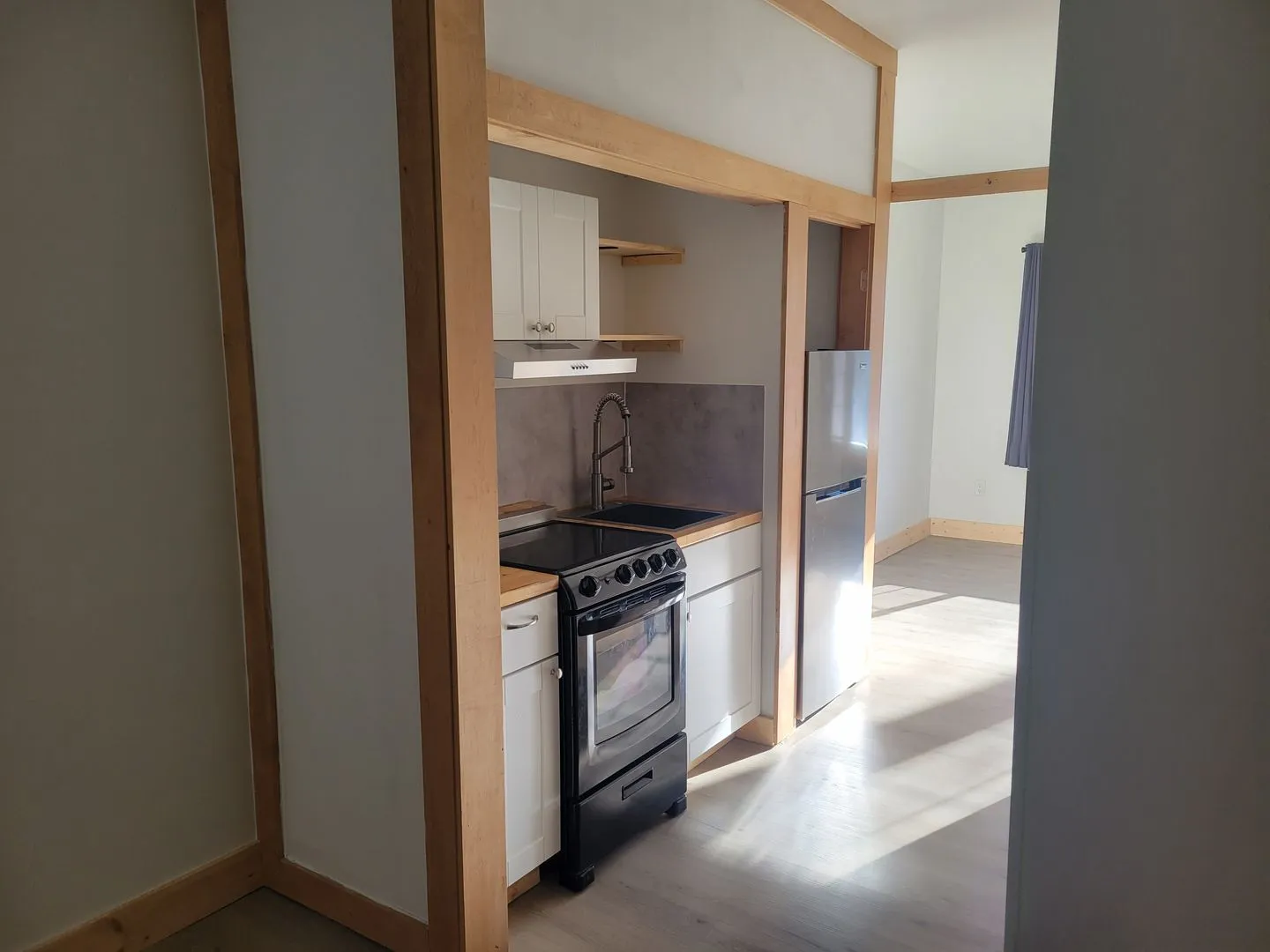 One Bedroom Apartment - One bed, all the benefits. All Utilities & Internet included. - Photo 2