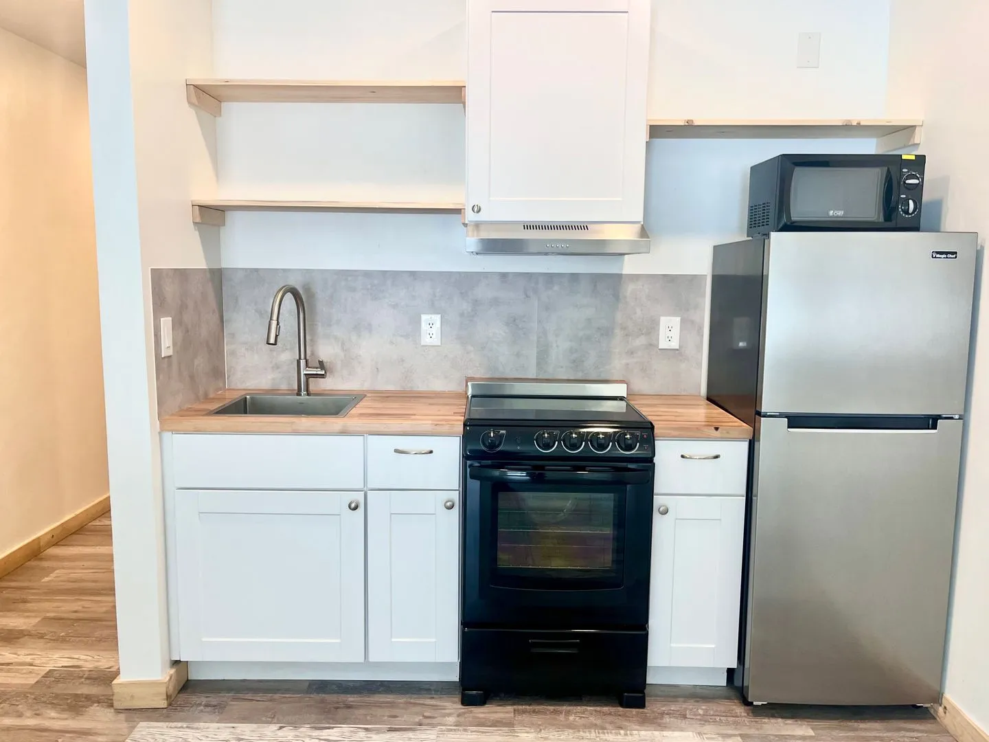 Large Studio Apartment - Stretch out, Settle in! All Utilities & Internet Included.
