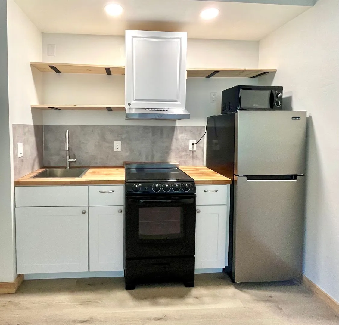Large Studio Apartment - Stretch out, Settle in! All Utilities & Internet Included.