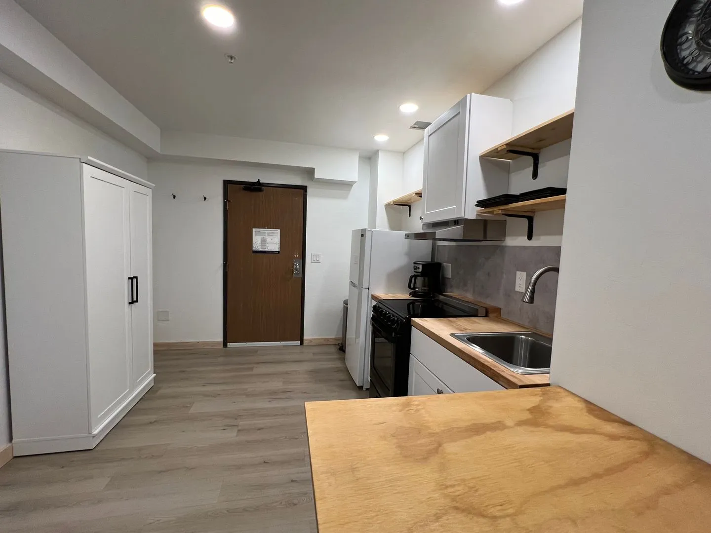 Large Studio Apartment - Stretch out, Settle in! All Utilities & Internet Included. - Photo 2