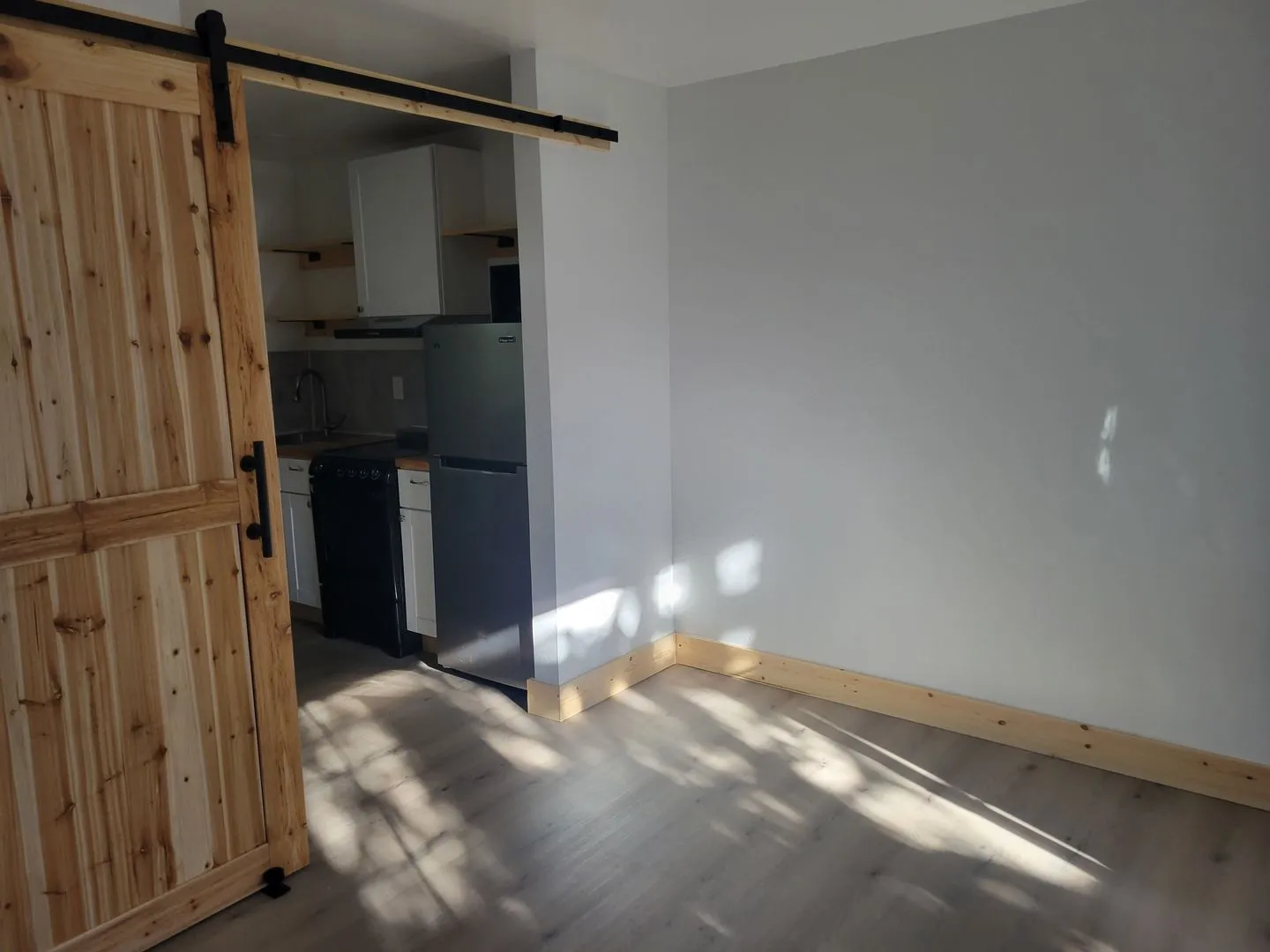 One Bedroom Apartment - One bed, all the benefits. All Utilities & Internet included. - Photo 4