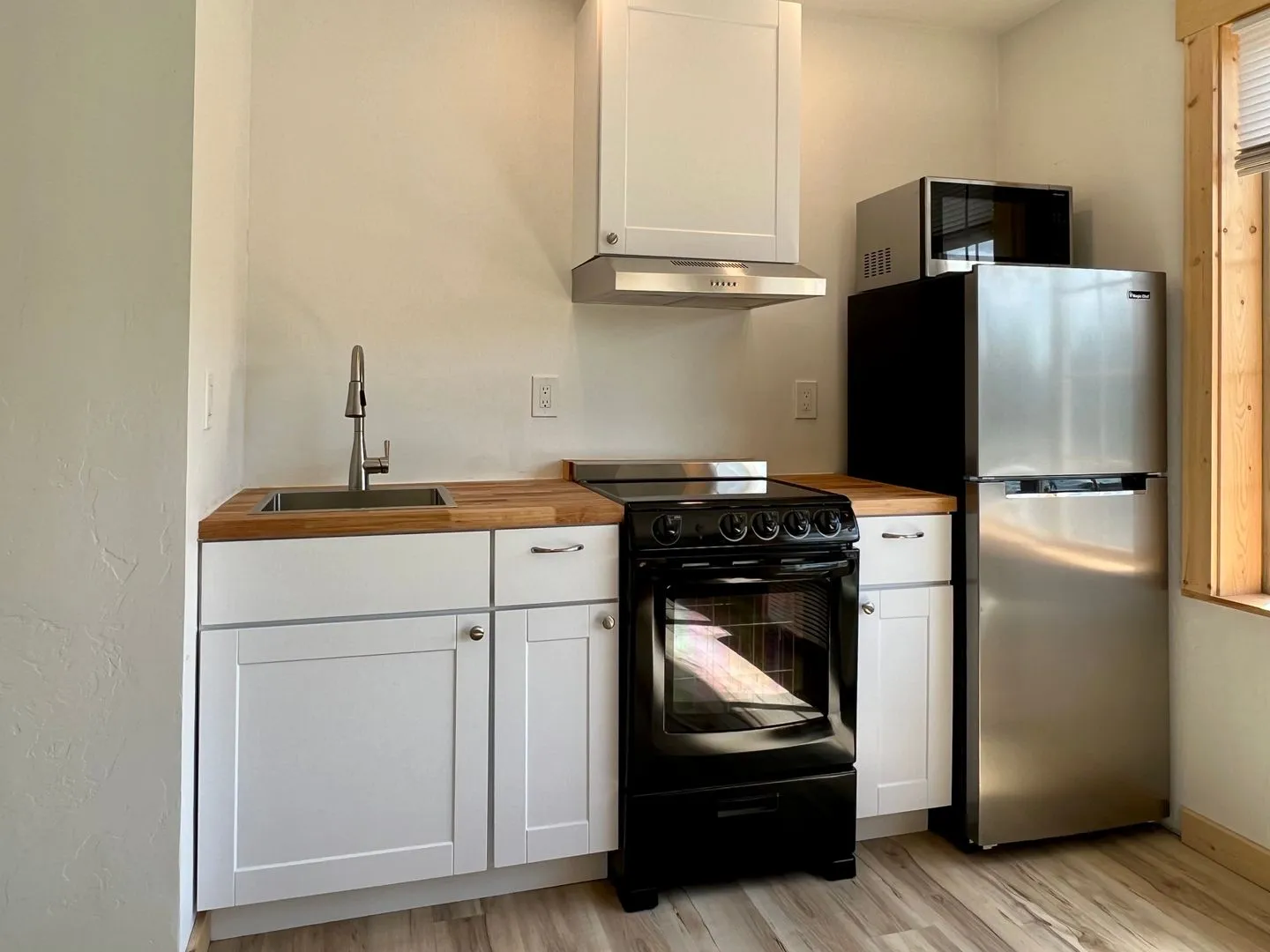 Medium Studio Apartment - Room to breathe, steps to fun. All Utilities & Internet Included. - Photo 2