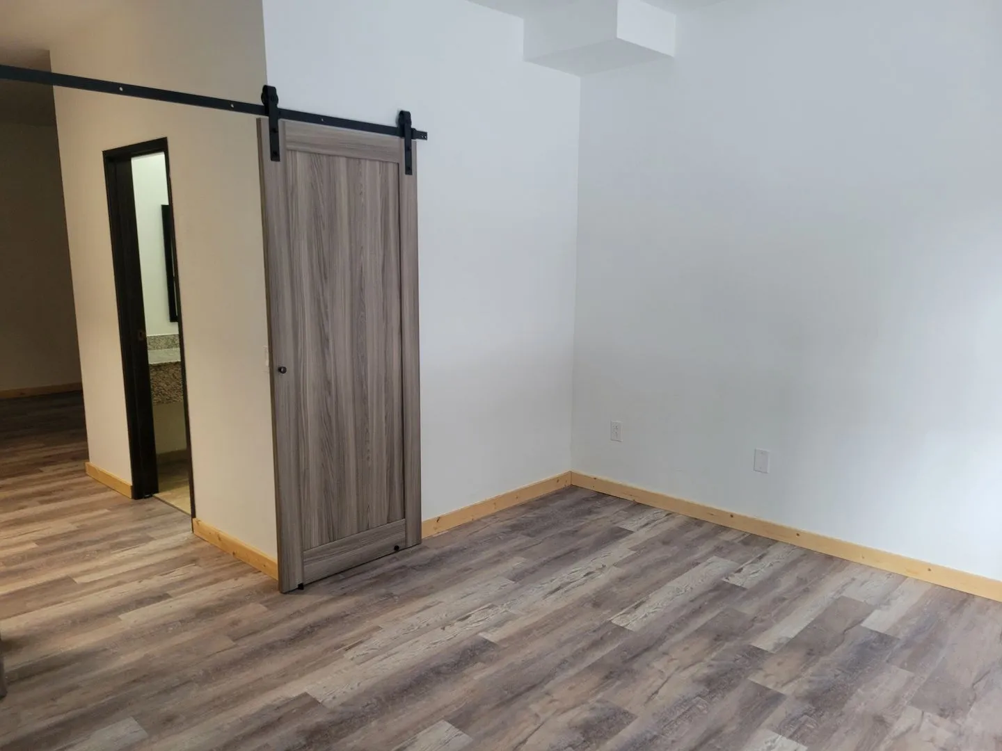 One Bedroom Apartment - One bed, all the benefits. All Utilities & Internet included. - Photo 2